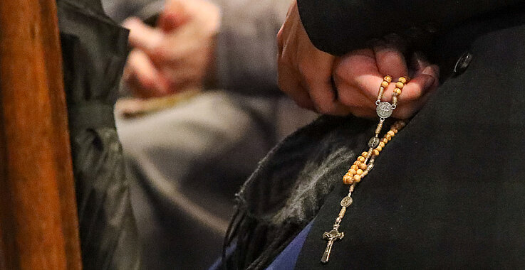 Die Sitznachbarin schenkte Herrn Kaps einen Rosenkranz.