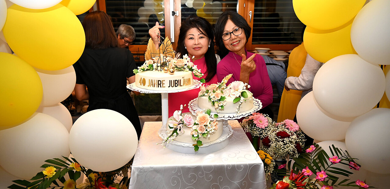 Eine Geburtstagstorte servierte die vietnamesische Festgemeinde ihren Gästen und freute sich mit ihnen über ihr Jubiläum.