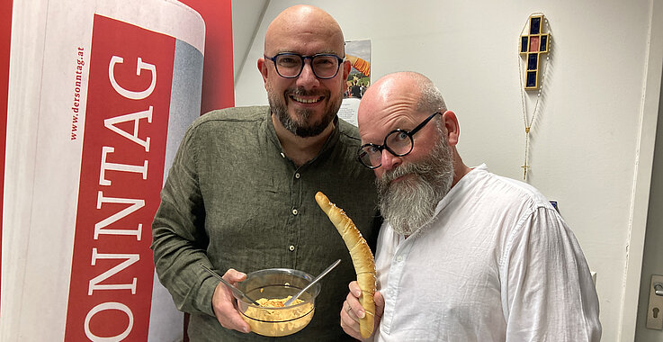 Patrick Rutka und Klaus Steurer mit einer Schüssel Liptauer.