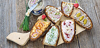 Belegte Brötchen auf einem Brett