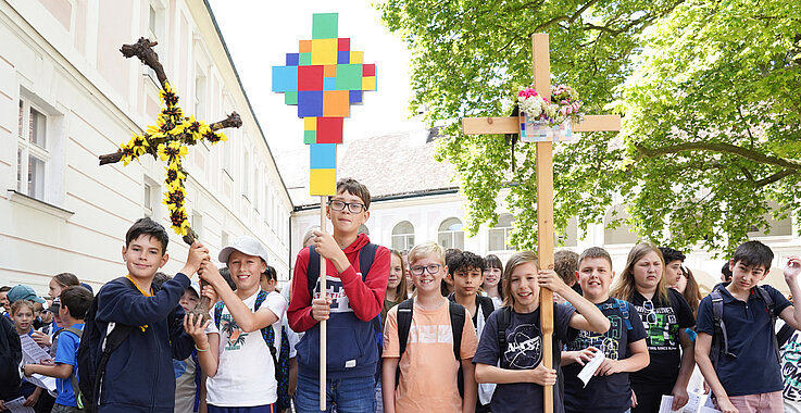 Wenn 250 Schülerinnen und Schüler wallfahren KW27/2024