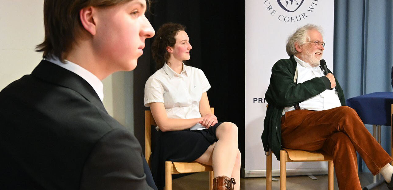 Anton Zeilinger diskutiert mit Jugendlichen.