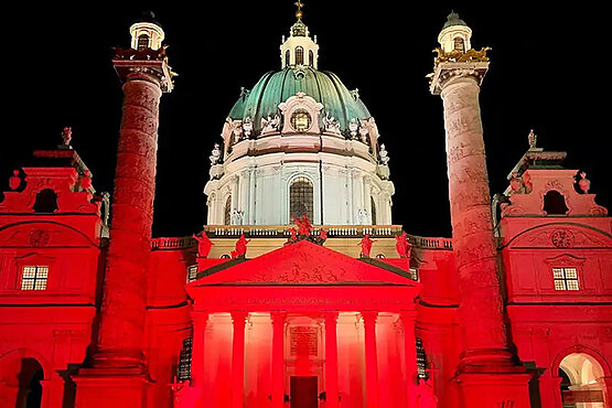 Karlskirche in rotem Licht erstrahlt - Red Wednesday