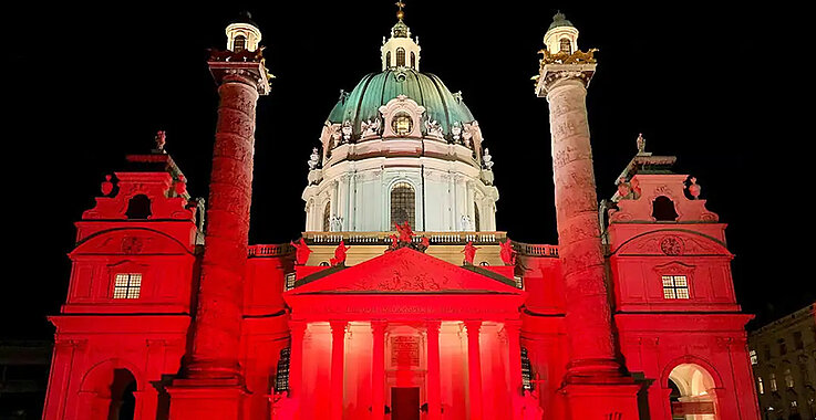 Karlskirche in rotem Licht erstrahlt - Red Wednesday