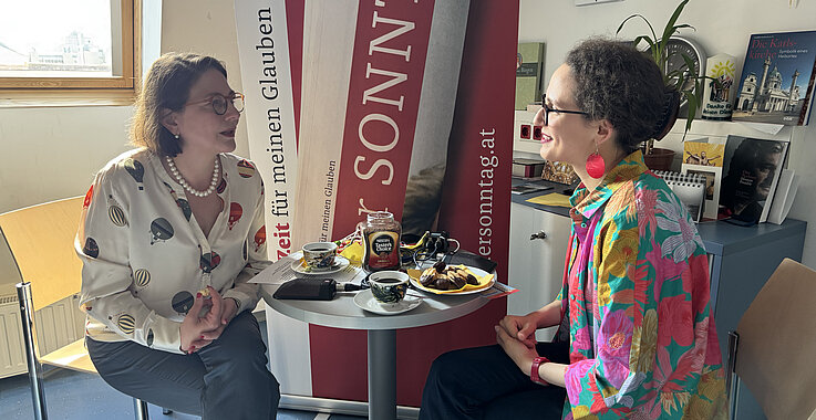 Sophie Lauringer und Religionslehrerin Bettina Graf