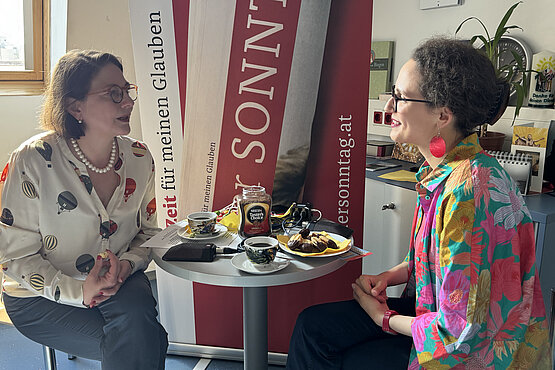 Sophie Lauringer und Religionslehrerin Bettina Graf