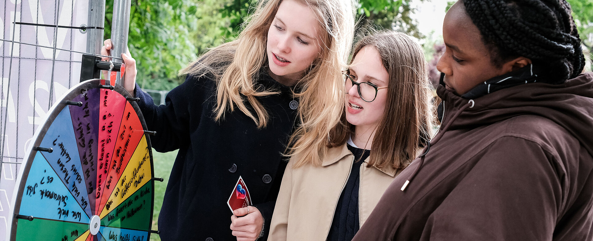 Einige Schülerinnen besuchten den interreligiösen Pavillion im ESC-Village.