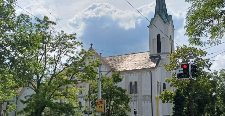 Die Pfarre Erlöserkirche von außen. 