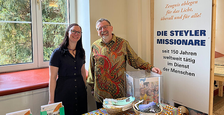 Offene Türen in Sankt Gabriel: Missionsprokur Yasmin Hrdina und Pater Stephan Daehler beim Stand der Steyler Missionare. 