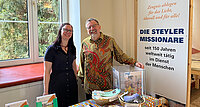Offene Türen in Sankt Gabriel: Missionsprokur Yasmin Hrdina und Pater Stephan Daehler beim Stand der Steyler Missionare. 
