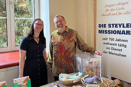 Offene Türen in Sankt Gabriel: Missionsprokur Yasmin Hrdina und Pater Stephan Daehler beim Stand der Steyler Missionare. 