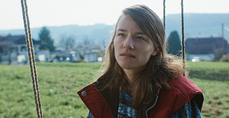 .. wie sie ohne ihn und ohne ihre beiden Kinder weiterleben kann, muss sich nach dem Unfalltod der drei erst herausfinden. 