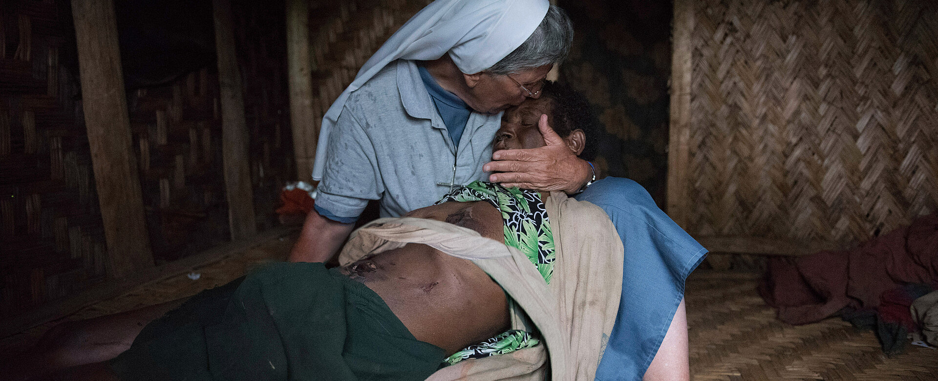 Hexenwahn heute: Schwester Lorena hält Teno, eine Frau aus Papua-Neuguinea im Arm. Sie starb an den schweren Verletzungen, die ihr bei einem sogenannten Hexenprozess zugefügt wurden. 