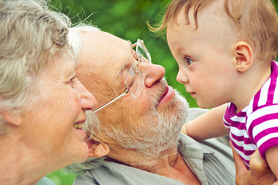 Volle Aufmerksamkeit: Oma und Opa achten in besonderer und einzigartiger Weise darauf, dass ihnen nichts entgeht. 