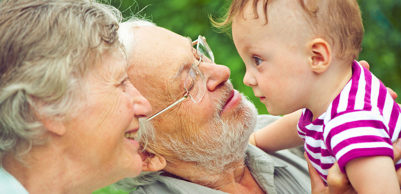 Volle Aufmerksamkeit: Oma und Opa achten in besonderer und einzigartiger Weise darauf, dass ihnen nichts entgeht.
