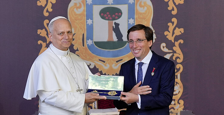 Papst Leo XIV. erhielt den "Goldenen Schlüssel der Stadt Madrid" von Bürgermeiser José Luis Martínez-Almeida.