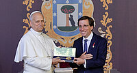 Papst Leo XIV. erhielt den "Goldenen Schlüssel der Stadt Madrid" von Bürgermeiser José Luis Martínez-Almeida.