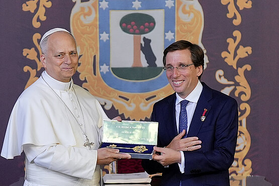 Papst Leo XIV. erhielt den "Goldenen Schlüssel der Stadt Madrid" von Bürgermeiser José Luis Martínez-Almeida.