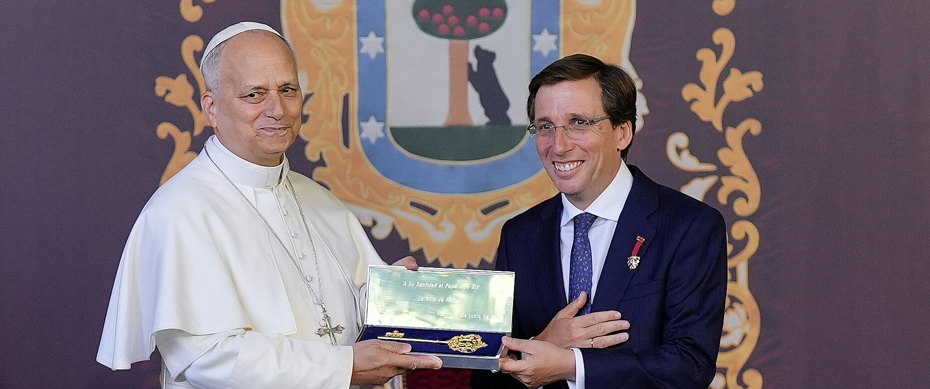 Papst Leo XIV. erhielt den "Goldenen Schlüssel der Stadt Madrid" von Bürgermeiser José Luis Martínez-Almeida.