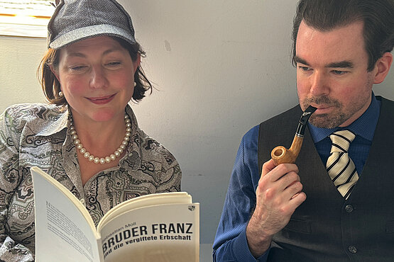 Krimiautor Dr. Sebastian Moll mit Chefredakteurin Sophie Lauringer. 