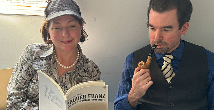 Krimiautor Dr. Sebastian Moll mit Chefredakteurin Sophie Lauringer. 