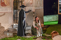 Der Tod und die Jungfrau beim Metnitzer Totentanz 2019. 