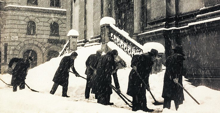 Winter in Wien: Schneeräumung vor der Dominikanerkirche.