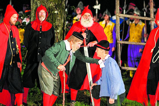 Würfelspiel: Im Zweijahresrhythmus werden die historischen Geschehnisse von mehr als 400 engagierten Laienschauspielern nachgestellt.