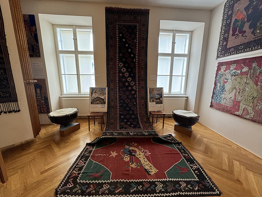 Das Kloster beherbergt auch eine Sammlung von Teppichen aus Armenien. 