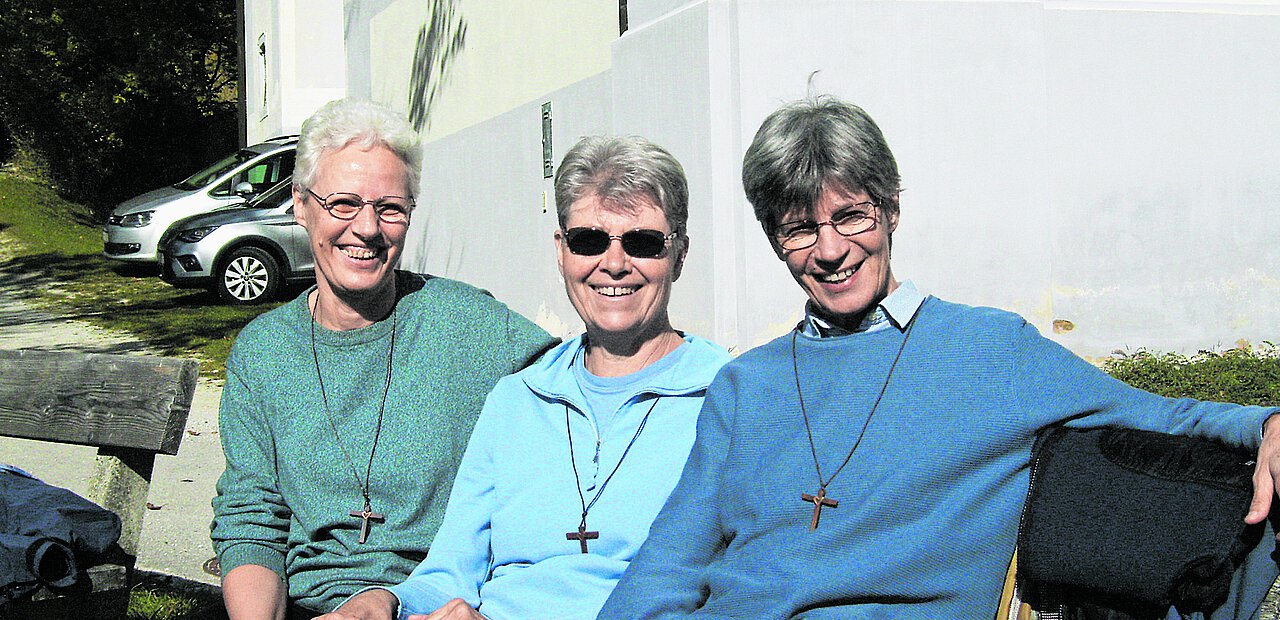 Die Kleinen Schwestern Waltraud, Anita und Brigitta am Antonsplatz