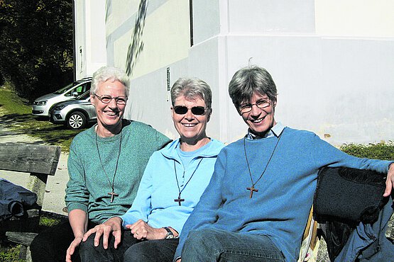 Die Kleinen Schwestern Waltraud, Anita und Brigitta am Antonsplatz