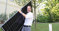 Nachhaltig unterwegs: Direktor Pater Helmut Schumacher mit einem Solarmodul. Das Kardinal König Haus bekam jüngst eine Photovoltaikanlage. 