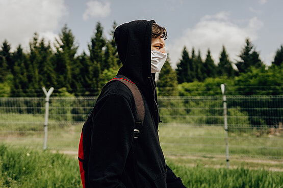 Um psychisch gesund zu bleiben, brauchen erwachsene Menschen etwa acht substantielle soziale Kontakte pro Tag,  Jugendliche sogar mehr als das Dreifache.