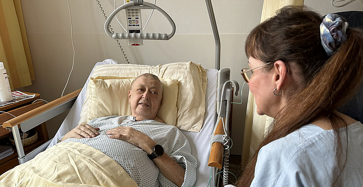Einfach da sein: Die Ehrenamtliche Silvia Vogl im Gespräch auf der Palliativstation.