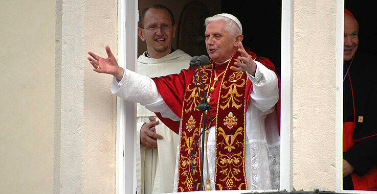 Papst Benedikt XVI. auf Balkon