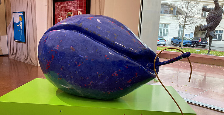 Skulptur eines blauen Kussmundes in der Heidi Horten Collection