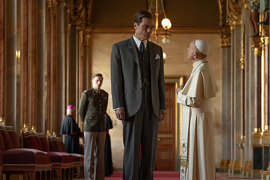 Chefankläger Robert Jackson besucht in einer Film-Szene in "Nürnberg" Papst Pius XII. 