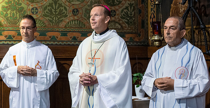 Weihbischof Kornél Fábry in der Mitte, Piaristenprovinzial Zsolt Labancz und Rektor János Varga.