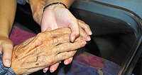 Nein zur Sterbehilfe (Euthanasie): „Menschen sollen an der Hand eines anderen Menschen sterben und nicht durch die Hand eines anderen Menschen“, sagte Kardinal Franz König bereits im Jahr 2004.