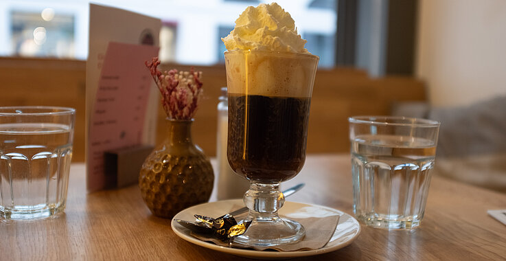 Laut einer überlieferten Geschichte wurde der Pharisäer Kaffee im 19. Jahrhundert auf der nordfriesischen Insel Nordstrand erfunden – und zwar im Rahmen einer List. 