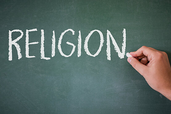 In Westeuropa wird Religion zurzeit mehr und mehr an den Rand gedrängt oder gar ignoriert. Die „Arbeitsgemeinschaft Katholischer Verbände“ betonen die Bedeutung von christlichen Bildung. 
