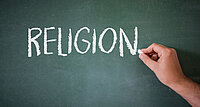 In Westeuropa wird Religion zurzeit mehr und mehr an den Rand gedrängt oder gar ignoriert. Die „Arbeitsgemeinschaft Katholischer Verbände“ betonen die Bedeutung von christlichen Bildung. 