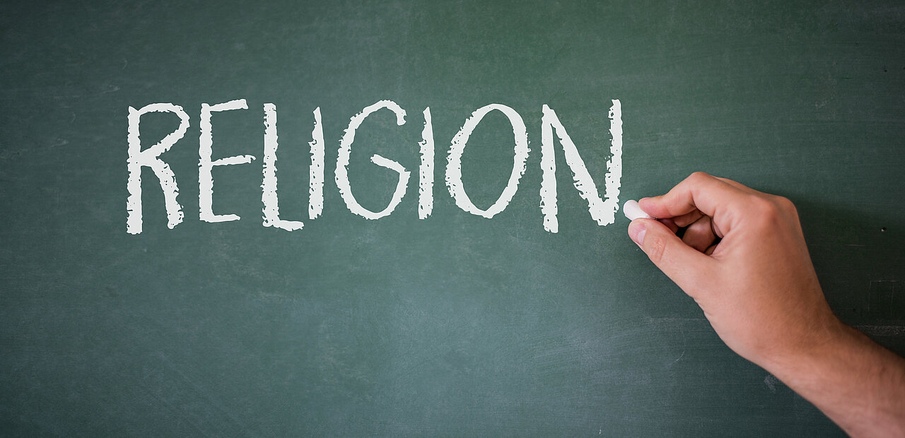 In Westeuropa wird Religion zurzeit mehr und mehr an den Rand gedrängt oder gar ignoriert. Die „Arbeitsgemeinschaft Katholischer Verbände“ betonen die Bedeutung von christlichen Bildung. 