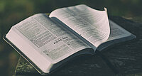 Auch Pater Salesny hat die Bibel immer bei sich.