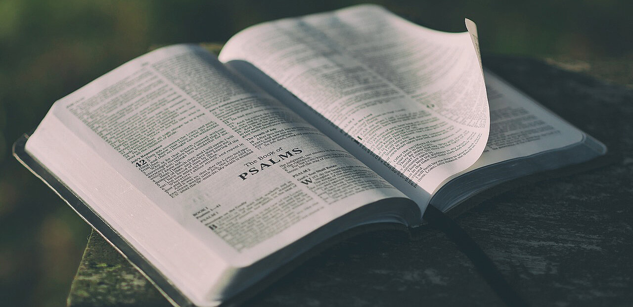 Auch Pater Salesny hat die Bibel immer bei sich.