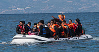 Trauriges Bild: Flüchtlinge im Boot auf der Überfahrt über das Mittelmeer – von der Türkei nach Griechenland.
