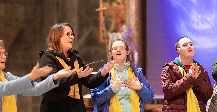 Die Freude am gemeinsamen Singen und Tanzen, am Gottesdienst-Feiern ist allen anzumerken. 