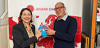 Sophie Lauringer mit Bruder Lothar bei Jugend Eine Welt, auf einem Globus auf Westafrika zeigend.
