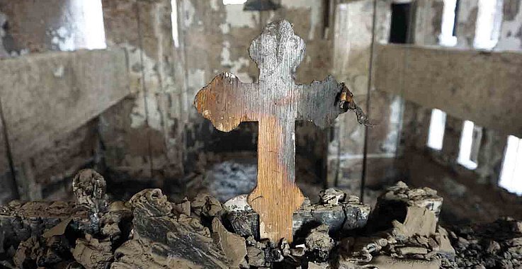 Ein verbranntes Kreuz in der koptischen Sankt-Georg-Kathedrale. 
