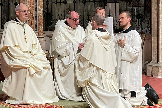 Pater Simeon Wester beim Treueversprechen der Mönche im Stift Heiligenkreuz. 